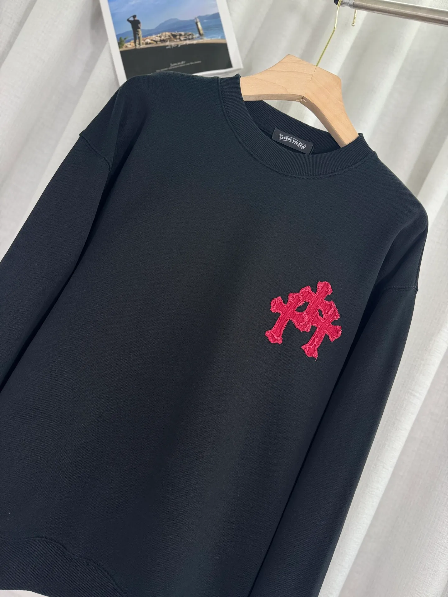 P260 top version, real shot without P, ​​different from market currency) 𝗖𝗵𝗿𝗼𝗺𝗲 𝗛𝗲𝗮𝗿𝘁𝘀/Cro Heart 2025 washed patch embroidery autumn and winter new original single counter American laser burnt 3D three-dimensional color embroidered couple casual sweatshirt 👑The highest version! Customized fabric 420g tripe terry fabric! American acid-washed and distressed original fabric laser burnt ✟appliqué embroidery and exquisite embroidery of letters! The best-selling model in the counter, very comfortable to wear. Accessories: original molded and authenticated collar label➕100% silk wash label. Genuine purchase-grade original hangtag➕matching hanging rope➕3D hanging beads➕original packaging bag. Craftsmanship: The original version has consistent wiring! The highest version of the armhole matching technique! Color: White Black Size: S M L XL Style: 25-325